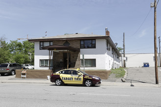 1110 S 8th St in Minneapolis, MN - Foto de edificio - Building Photo