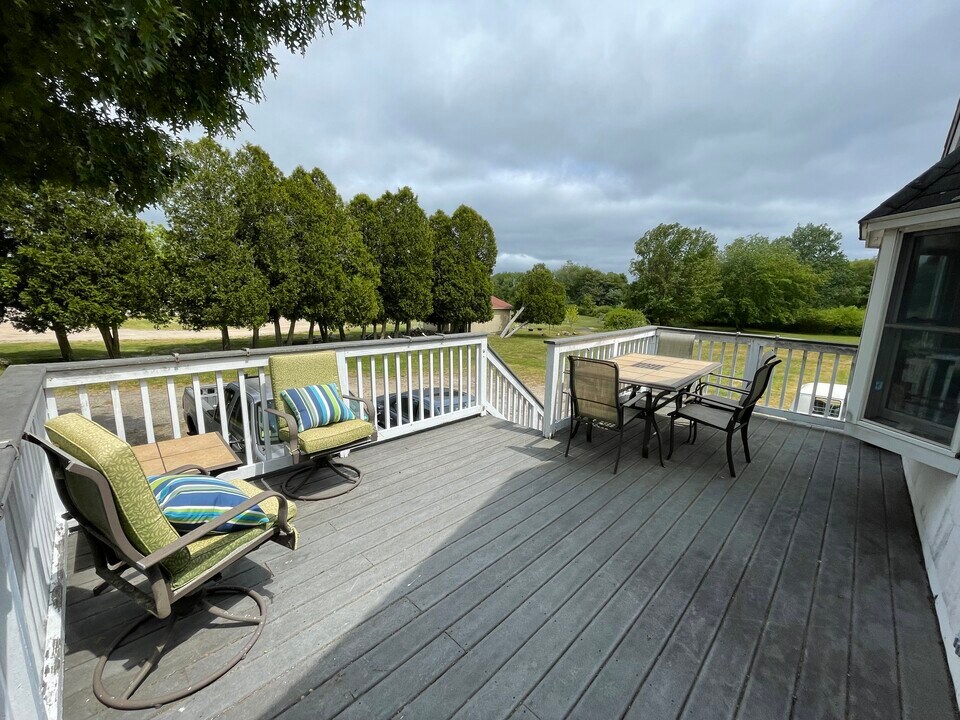 161 Shore Rd in Westerly, RI - Building Photo