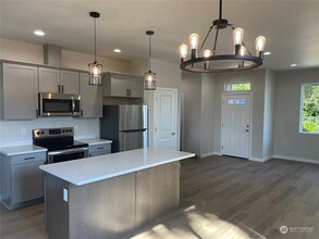 2747 Callahan Dr in Bremerton, WA - Building Photo - Building Photo