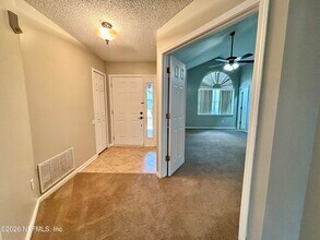 8467 Charlesgate Cir E in Jacksonville, FL - Building Photo - Building Photo