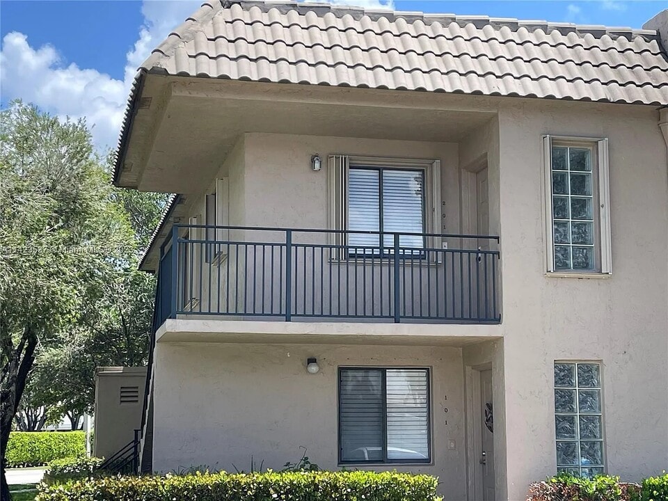 340 Racquet Club Rd, Unit Apt 201 in Weston, FL - Foto de edificio