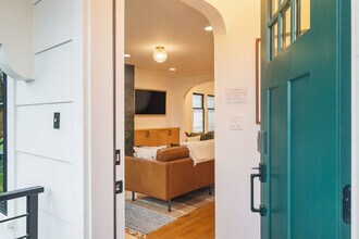 2457 4th Ave W in Seattle, WA - Building Photo - Building Photo