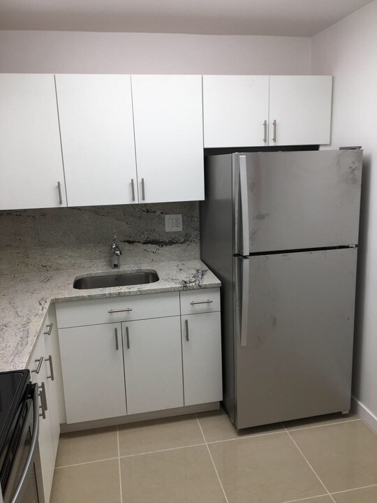 9405 SW 76th St in Miami, FL - Building Photo