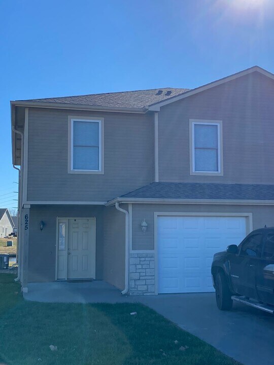 625 Northfield Rd in Manhattan, KS - Building Photo