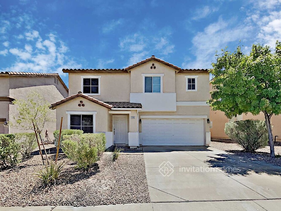 176 Carlsbad Caverns St in Henderson, NV - Foto de edificio