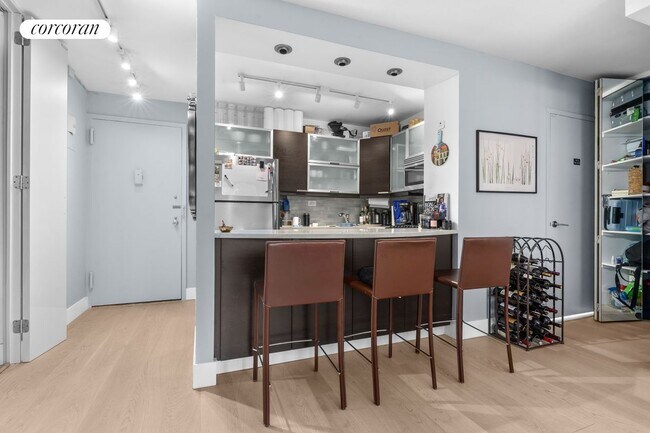 130 W 67th St in New York, NY - Building Photo - Building Photo