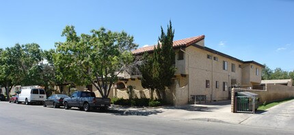 38503 5th St E in Palmdale, CA - Foto de edificio - Building Photo