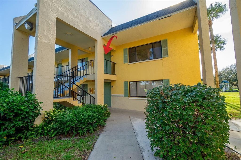 720 Meadows Cir in Boynton Beach, FL - Building Photo