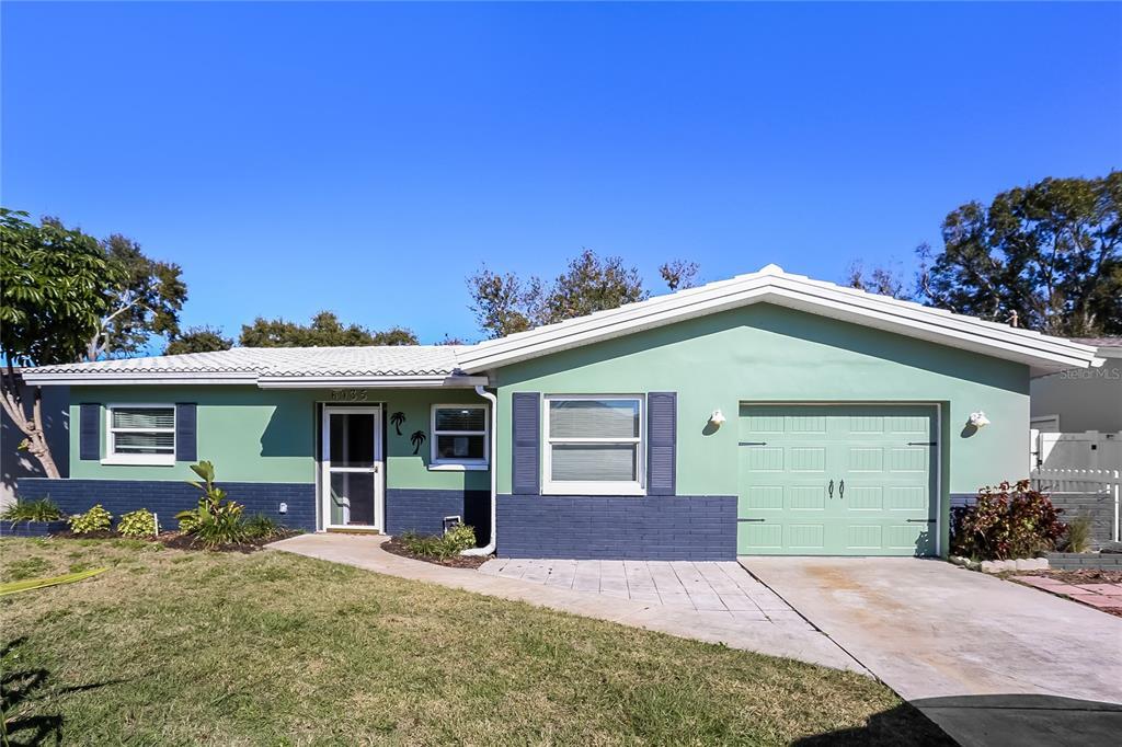 6935 301st Ave N in Clearwater, FL - Foto de edificio