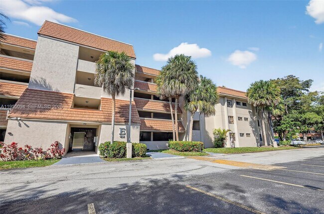 491 Ives Dairy Rd in Miami, FL - Building Photo - Building Photo