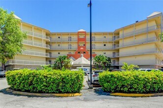 8290 Lake Dr in Doral, FL - Building Photo - Building Photo