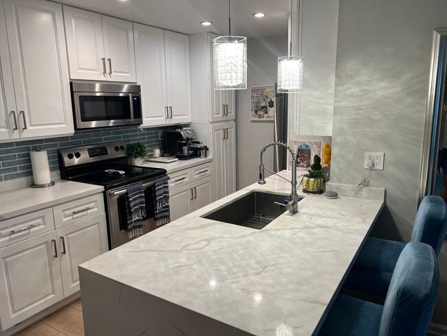 8145 Redlands St, Unit 106 in Playa Del Rey, CA - Foto de edificio - Building Photo