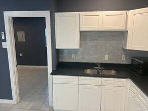 1750 W Craig Pl in San Antonio, TX - Foto de edificio - Building Photo