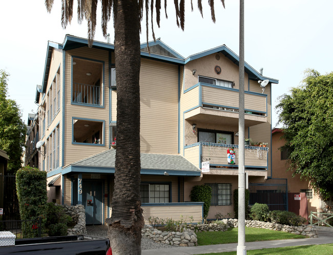 749 Gardenia Ave in Long Beach, CA - Foto de edificio - Building Photo