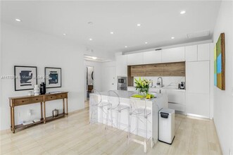 4925 Collins Ave in Miami Beach, FL - Foto de edificio - Building Photo
