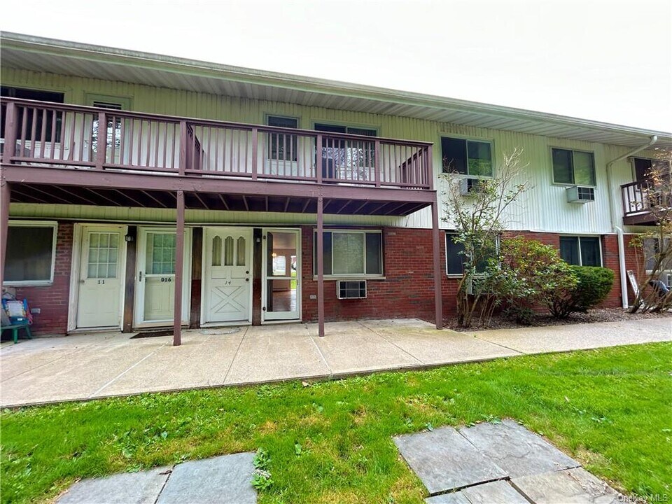 321 Titusville Rd-Unit -13 in Poughkeepsie, NY - Building Photo