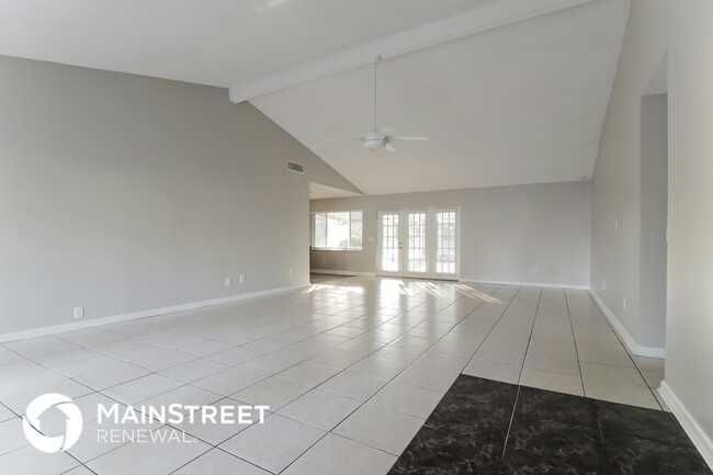 512 San Marie Ave in Altamonte Springs, FL - Foto de edificio - Building Photo