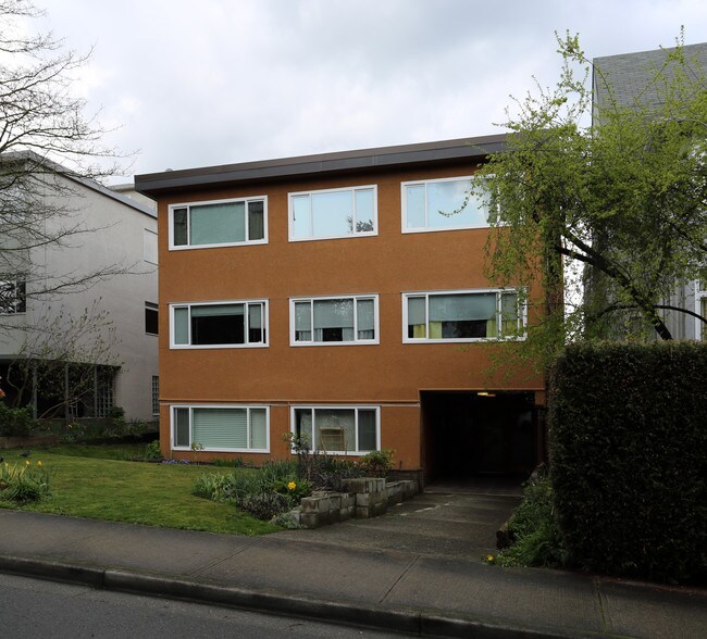 1135 W 11th Ave