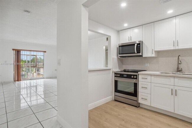 1075 W 68th St-Unit -110 in Hialeah, FL - Foto de edificio - Building Photo
