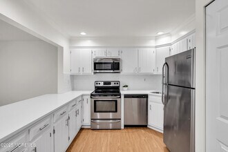 34 Lexington Ct in Red Bank, NJ - Building Photo - Building Photo