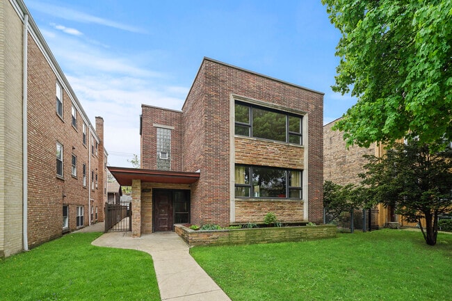 property at 2545 W Lunt Ave