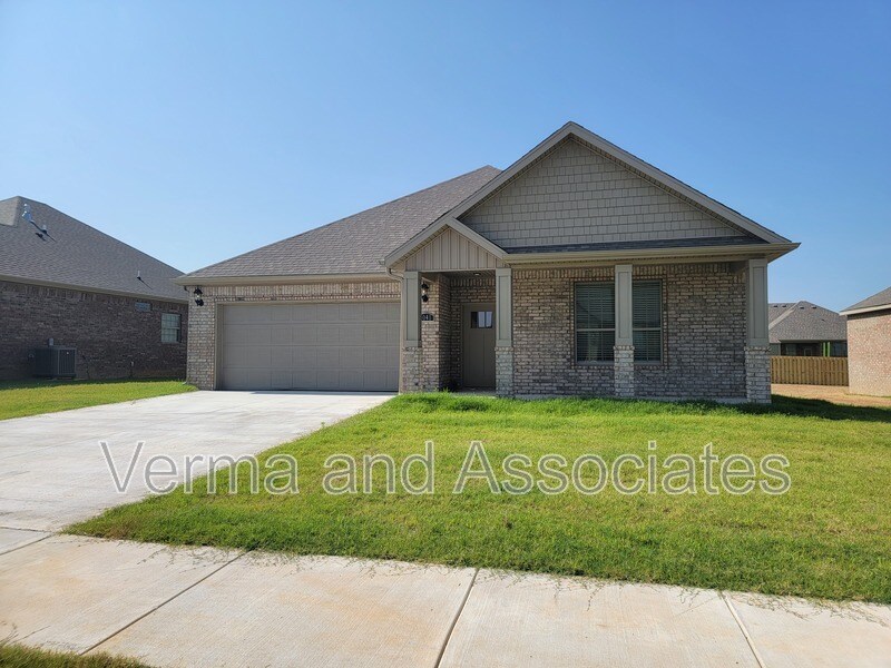 1041 N Skyline Loop in Centerton, AR - Foto de edificio
