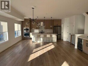 4744 Bowness Rd NW in Calgary, AB - Building Photo - Building Photo