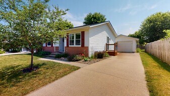 5440 Frost Dr in Ames, IA - Building Photo