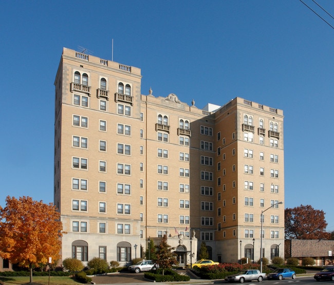 Cambridge Arms Apartments in Columbus, OH - Building Photo - Building Photo