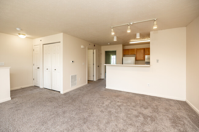 Cross Creek Apartment Homes in Davenport, IA - Building Photo - Interior Photo