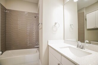 5106 Royal Heath Dr in Houston, TX - Foto de edificio - Building Photo