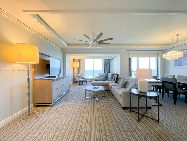 455 Grand Bay Dr in Key Biscayne, FL - Foto de edificio - Building Photo