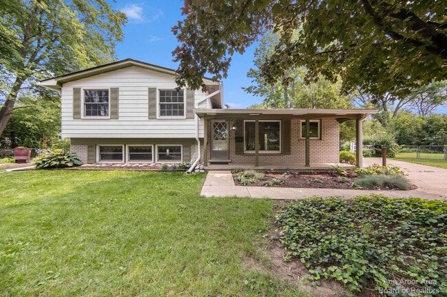property at 2923 Burlington Ct