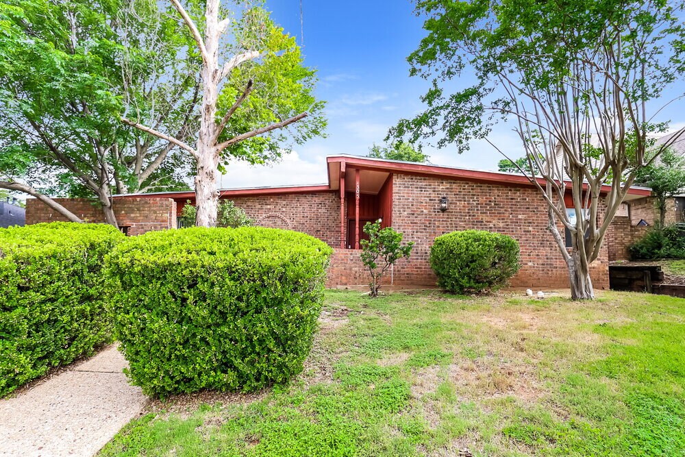 1305 Rusdell Dr in Irving, TX - Building Photo
