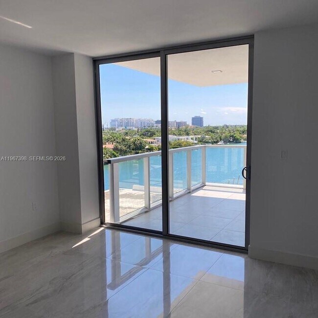 9521 E Bay Harbor Dr in Bay Harbor Islands, FL - Building Photo - Building Photo