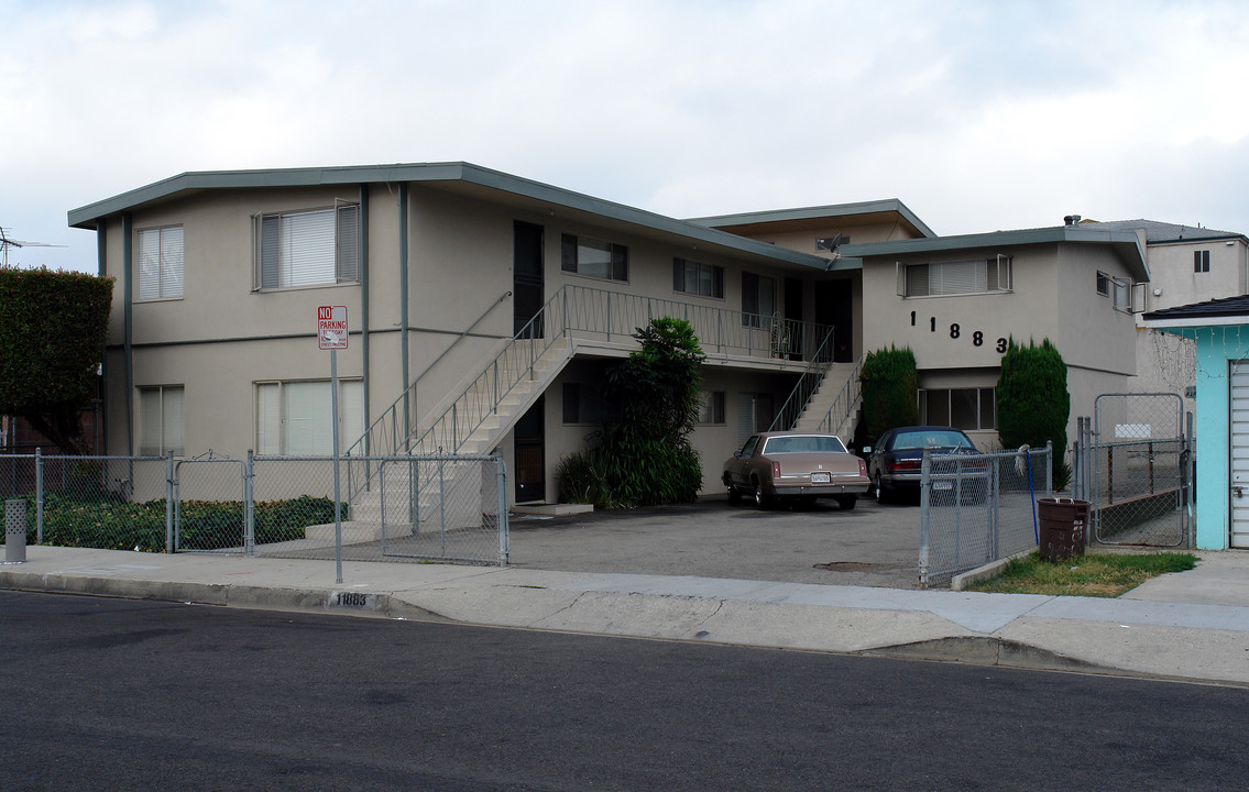 11883 Eucalyptus Ave in Hawthorne, CA - Foto de edificio