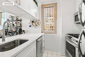 350 W 50th St in New York, NY - Building Photo - Building Photo