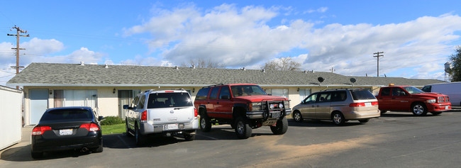 Cottage Lane Apartments II in Galt, CA - Building Photo - Building Photo