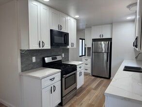 10260 Vista De La Cruz in La Mesa, CA - Building Photo - Building Photo