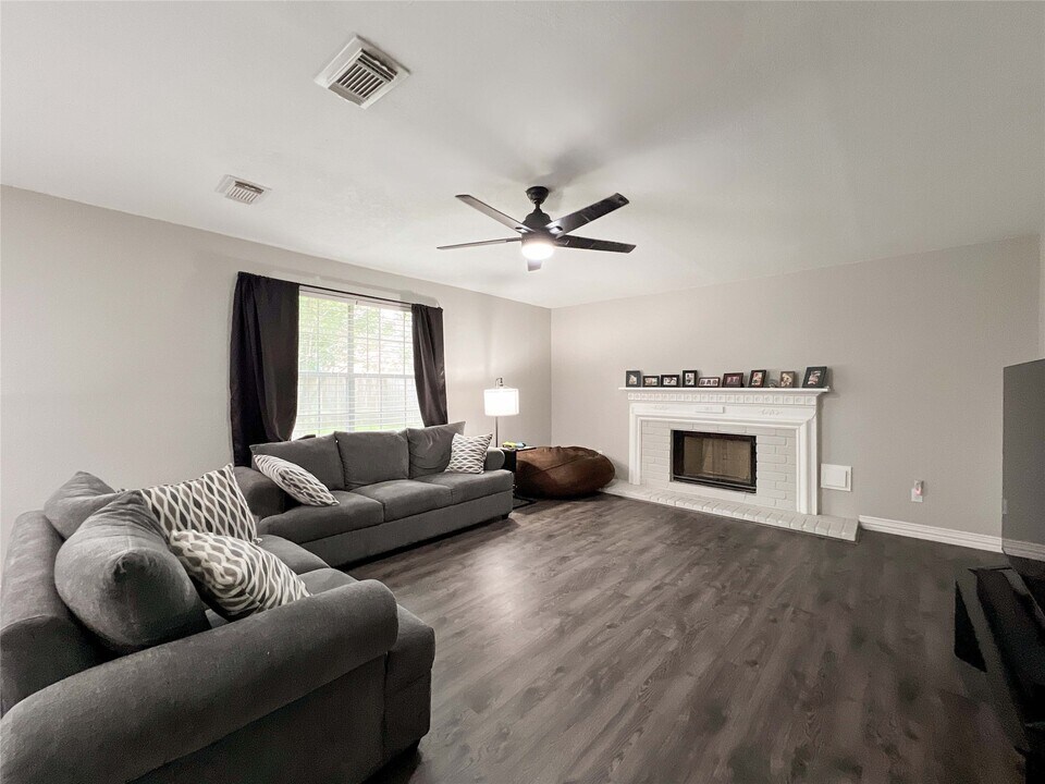 2324 Colleen Dr in Pearland, TX - Building Photo