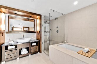 6801 Collins Ave, Unit 818 in Miami Beach, FL - Building Photo - Building Photo