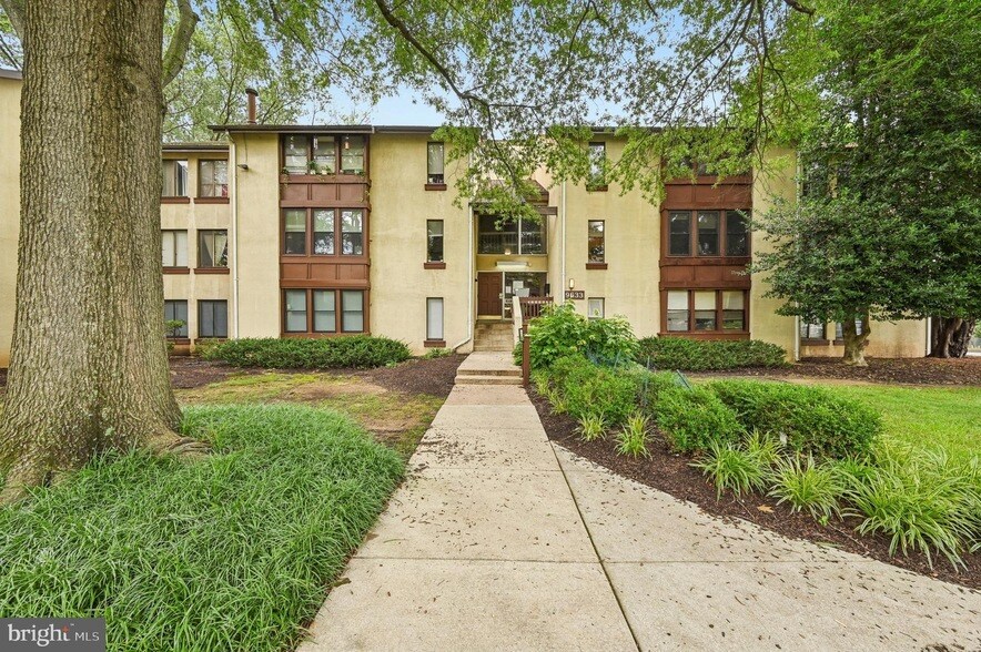 9633 White Acre Rd in Columbia, MD - Building Photo