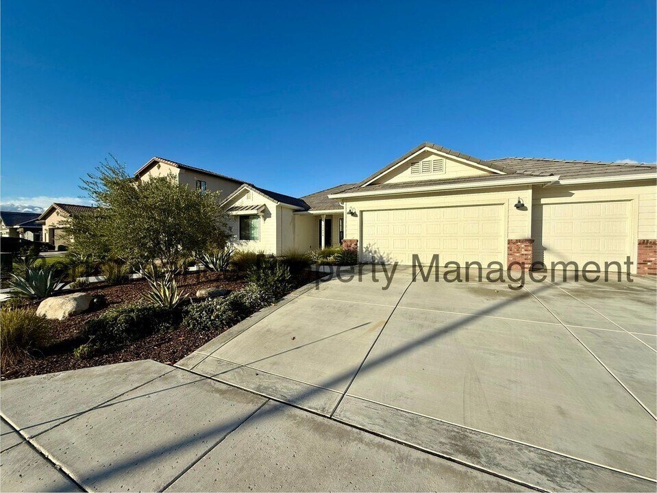 15828 Waterford St in Bakersfield, CA - Building Photo