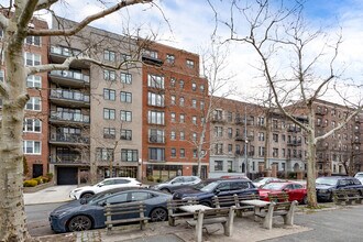 235 Ocean Pky in Brooklyn, NY - Building Photo - Building Photo