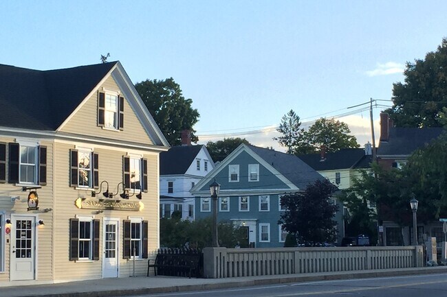 15 Pleasant St, Unit 2 in Exeter, NH - Building Photo - Building Photo