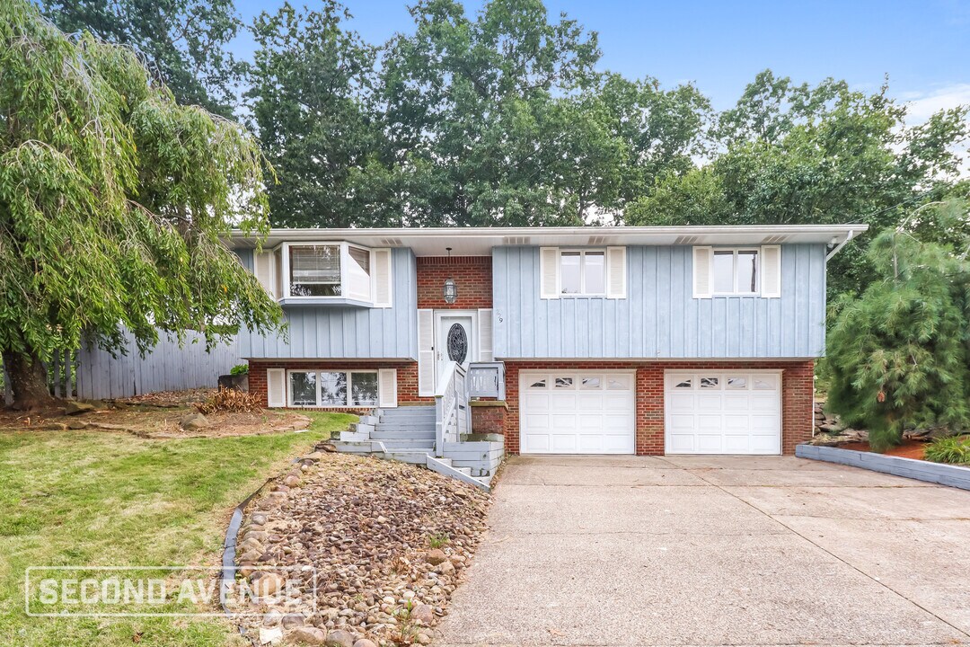 229 Columbia Dr in Aliquippa, PA - Building Photo