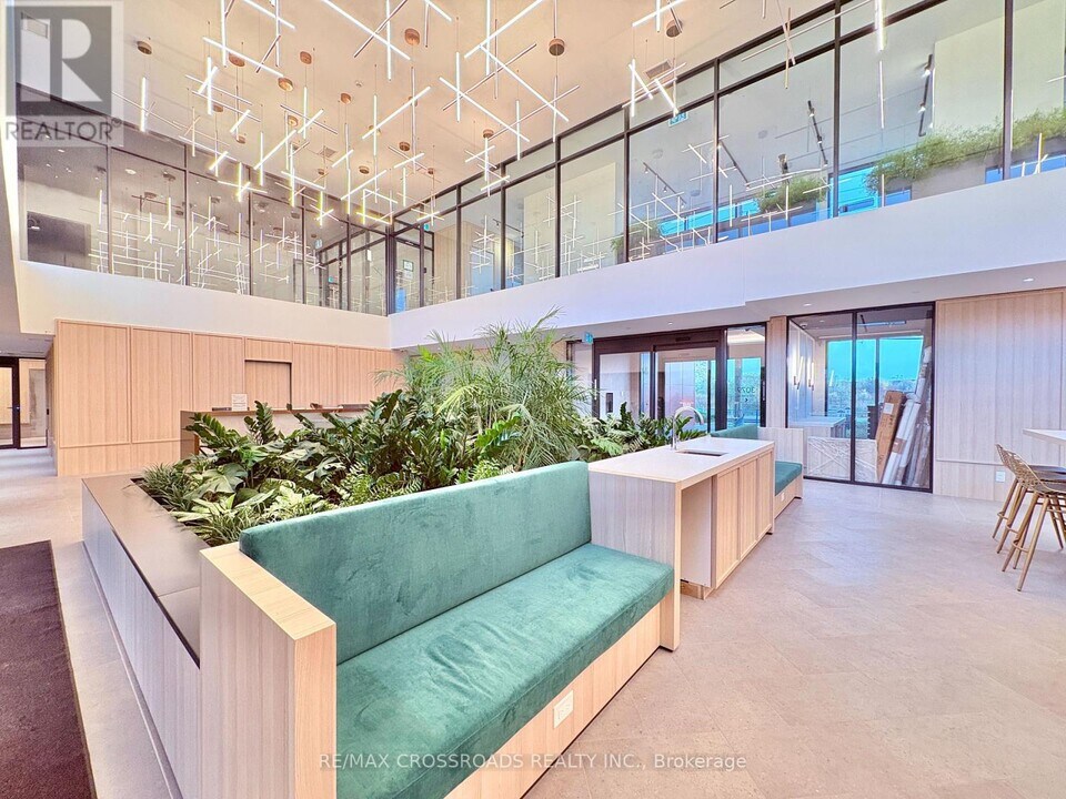 3079 Trafalgar Rd in Oakville, ON - Building Photo