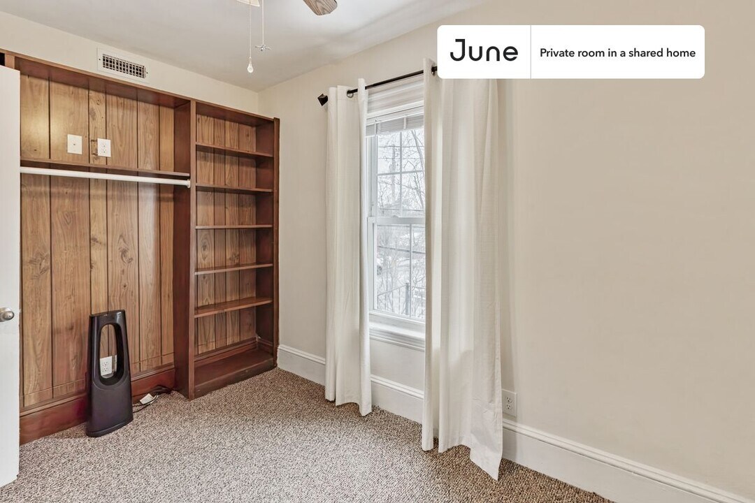 Private bedroom in 6 bed/3.5 bath Home in Boston, MA - Building Photo