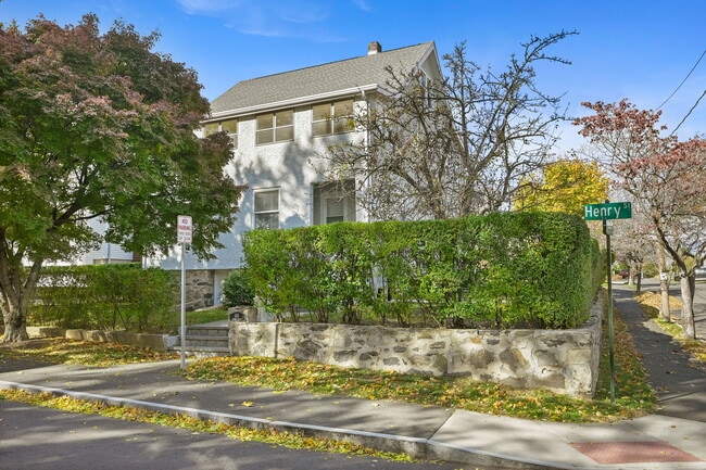 158 Henry St in Greenwich, CT - Building Photo - Building Photo