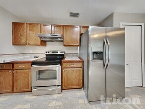 233 Lakeway Ln in Apollo Beach, FL - Foto de edificio - Building Photo